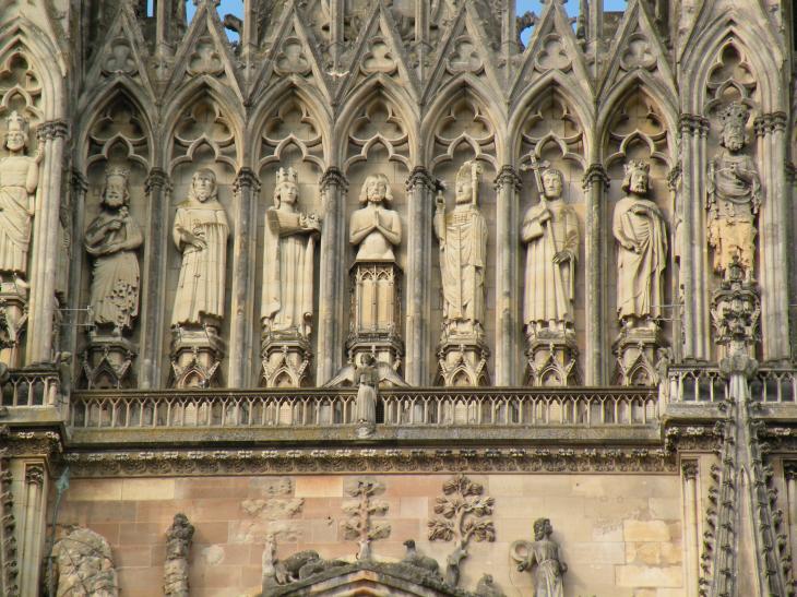  statues, façade de la Cathédrale